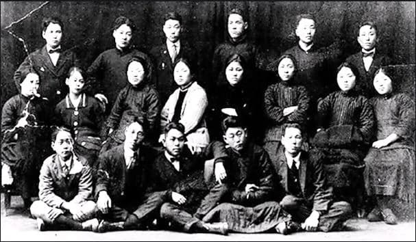 Park Hon-young - 1929년 모스크바 국제 레닌학교 학생들. 앞줄 왼쪽에서 세번째가 박헌영이다.