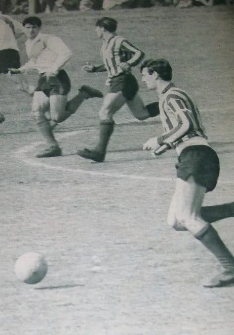 César Luis Menotti - Partido del 1 de septiembre de 1963, Rosario Central 1-River Plate 0. César Menotti (RC) encabeza una jugada con la pelota en sus pies.