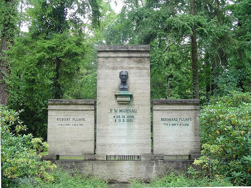 F. W. Murnau - Grave of German filmdirector Friedrich Wilhelm Murnau at de:Südwestkirchhof Stahnsdorf near Berlin, Germany. Bust by German sculptor Ludwig Manzel.
