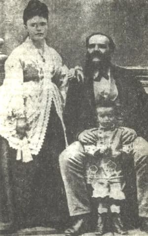 Ioannis Metaxas - Ioannis Metaxas with his parents.