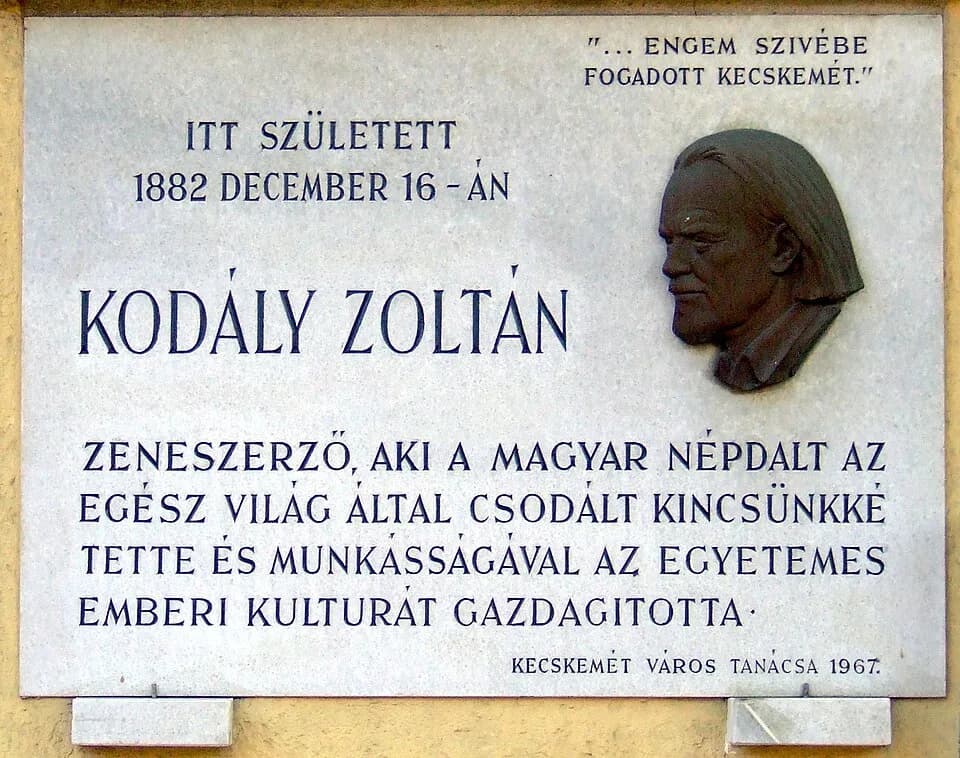 Zoltán Kodály - Emléktábla Kodály Zoltán szülőháza helyén Kecskeméten. Ma vasútállomás