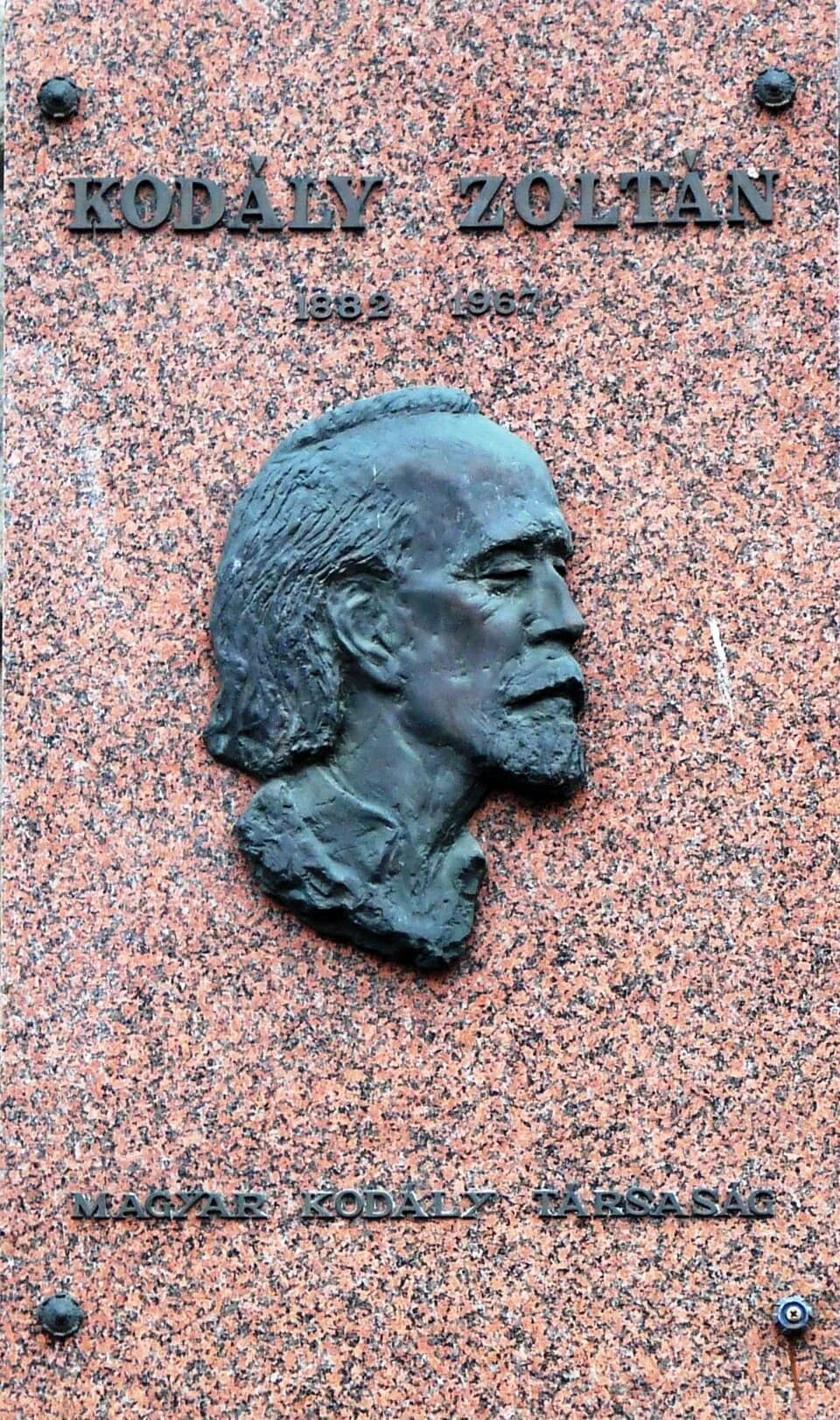 Zoltán Kodály - Zoltán Kodály commemorative plaque with relief in Budapest District VI, Andrássy Avenue No 67