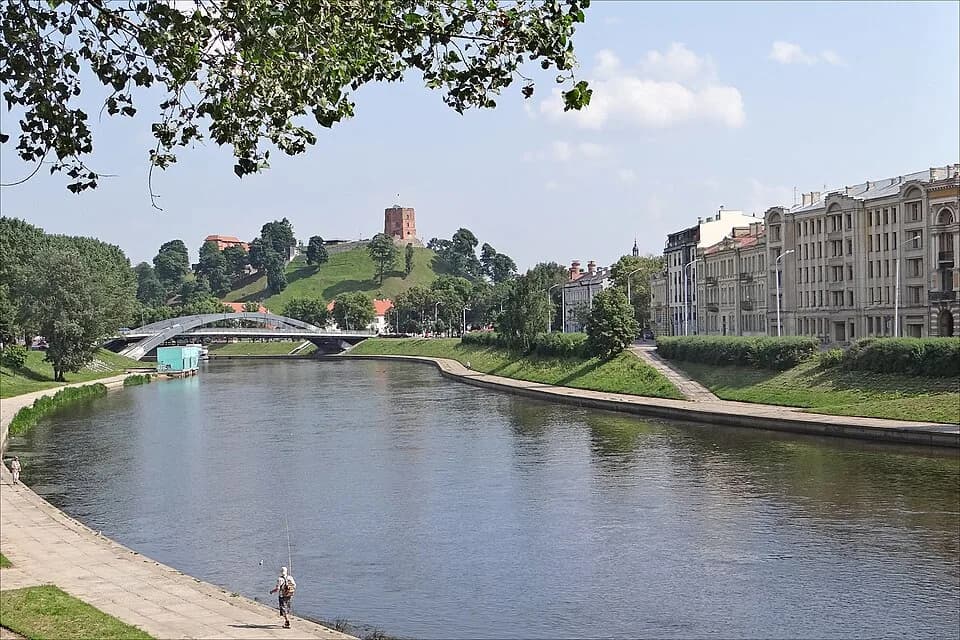 Mindaugas - La rivière Neris avec au fond la colline de Gediminas et sa tour                  
Site sur Vilnius

www.vilnius-tourism.lt/fr/tourisme/lieux-a-visiter/top-20...