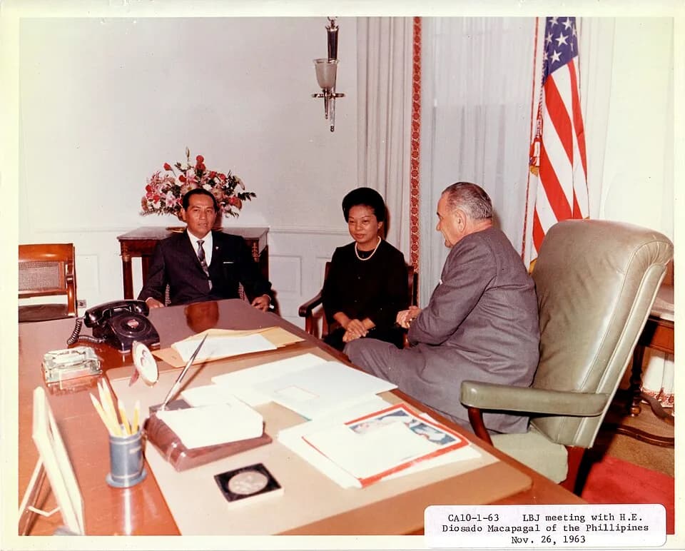 Diosdado Macapagal - President Lyndon B. Johnson meets with H. E. Diosdado Macapagal of the Phillipines in the Oval Office shortly after taking office