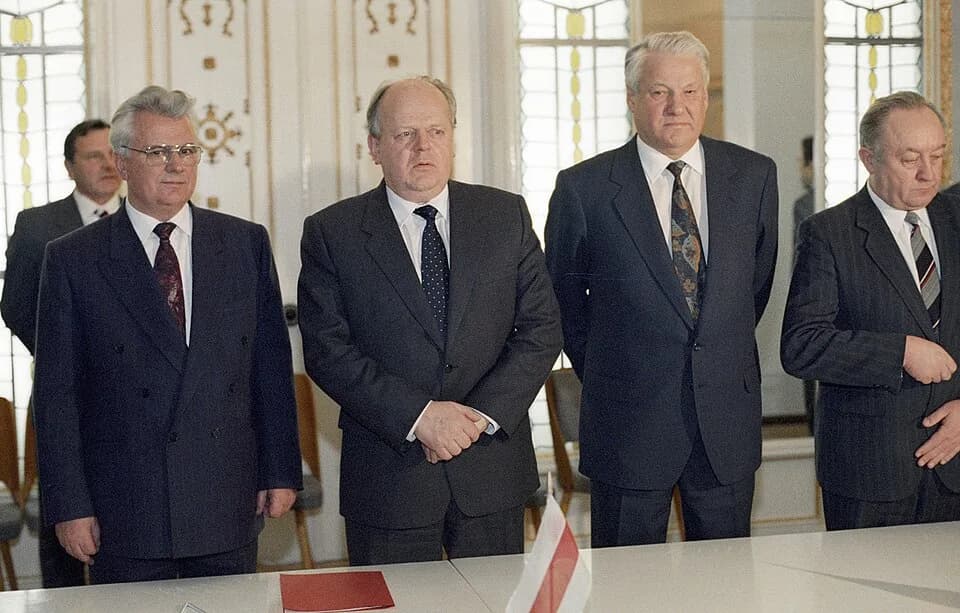 Stanisław Šuškievič - “Leonid Kravchuk, Stanislav Shushkevich and Boris Yeltsin”. Leonid Kravchuk, President of Ukraine, left; Stanislav Shushkevich, Belarus' Supreme Soviet Speaker, center; and Boris