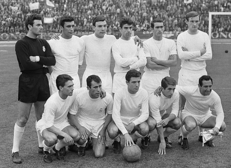 Paco Gento - Real Madrid before the European Cup final against FK Partizan in the Heysel Stadium, Brussels.
Standing, from left to right: José Araquistáin, Pachín, Pedro de Felipe, Manuel Sanchís Mart