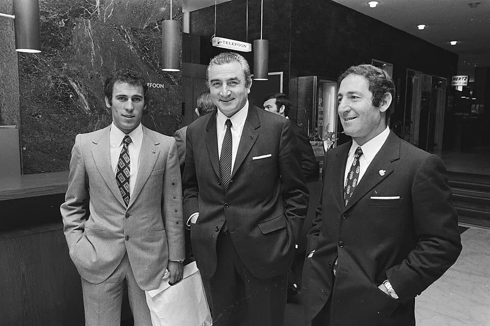 Paco Gento - Collectie / Archief : Fotocollectie Anefo
Reportage / Serie : Bezoek van het elftal van Real Madrid aan het Evoluon in Eindhoven
Beschrijving : V.l.n.r. Amancio, Miguel Muñoz (trainer), G