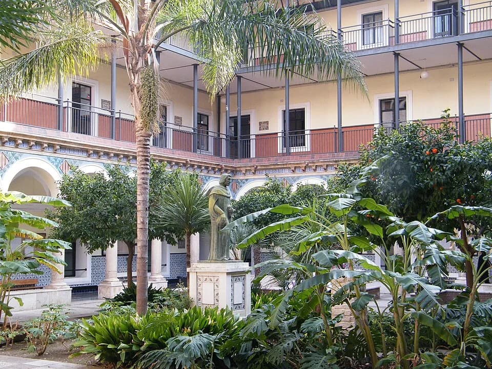 Juan Luis Vives - Vista del patio interior (antiguo claustro) con la estatua de Juan Luis Vives.  
Instituto de Enseñanza Secundaria Luis Vives de Valencia, España.