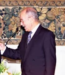 Konstantinos Stephanopoulos - el:Κωνσταντίνος Στεφανόπουλος

Πηγή: https://clintonwhitehouse3.archives.gov/WH/New/Europe-9911/photos/day5/photo11.html