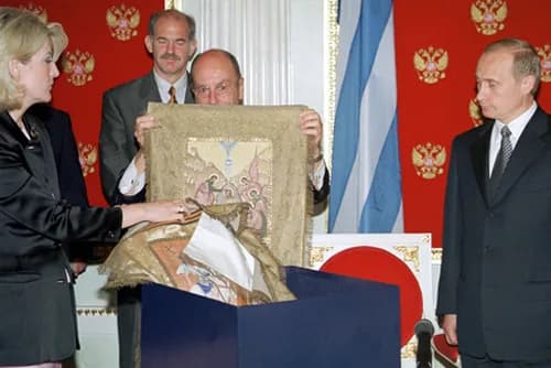 Konstantinos Stephanopoulos - THE KREMLIN, MOSCOW. Greek President Konstantinos Stephanopoulos handing over the gonfalon which once belonged to the Russian Navy.