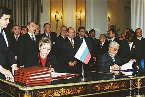 Konstantinos Stephanopoulos - ATHENS. President Putin at a ceremony of signing joint documents. Deputy Prime Minister Valentina Matviyenko signed on behalf of the Russian Federation.