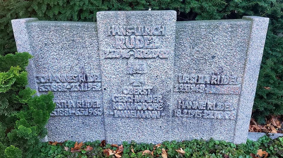 Hans-Ulrich Rudel - Grab der Familie Rudel auf dem Friedhof von Dornhausen