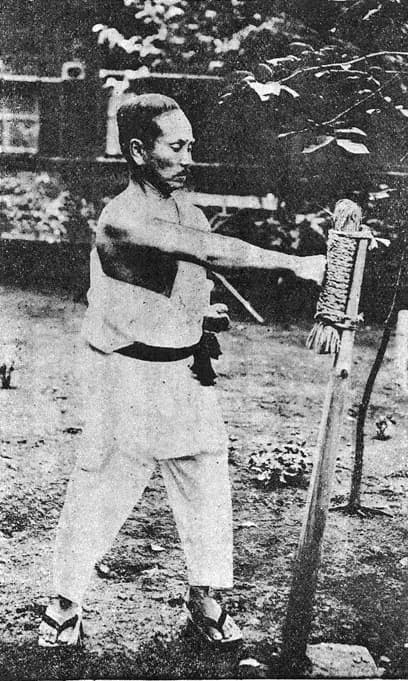 Gichin Funakoshi - 船越義珍の巻藁づき(Makiwara training of Funakoshi Gichin, 1868 - 1957)