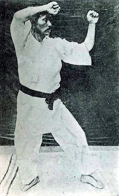 Gichin Funakoshi - Gichin Funakoshi realizando el primer movimiento de Heian Nidan