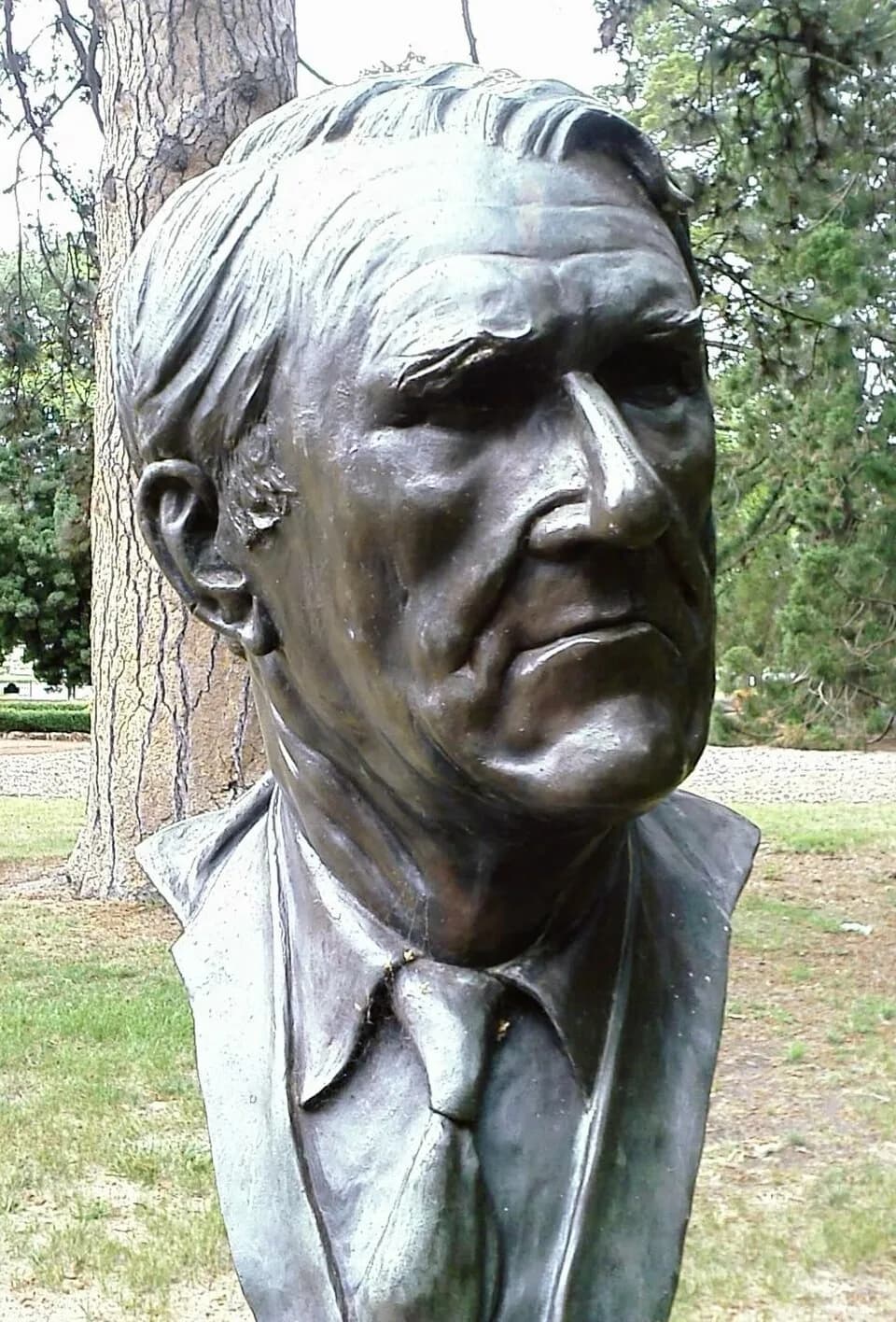 Malcolm Fraser - Bust of the twenty-second Prime Minister of Australia w:en:Malcolm Fraser by political cartoonist, caricaturist and sculptor w:en:Peter Nicholson located in the w:en:Prime Minister's 