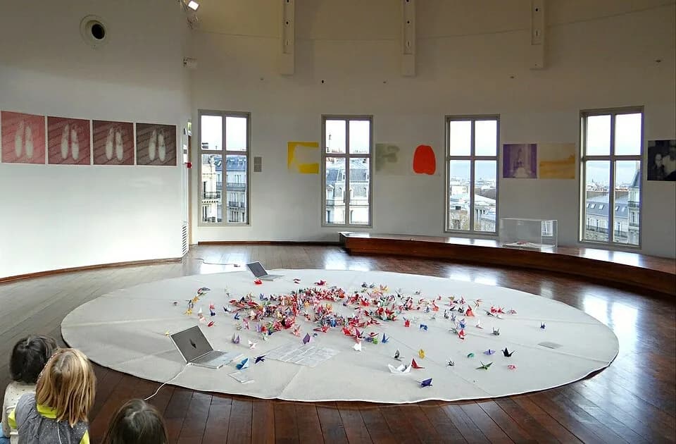 Sadako Sasaki - Au centre de la rotonde du musée Guimet, le salon de transformation blanc, une oeuvre participative émouvante de Marie-Ange Guilleminot (1999), au mur le Nuancier Atelier Michaël Woolw