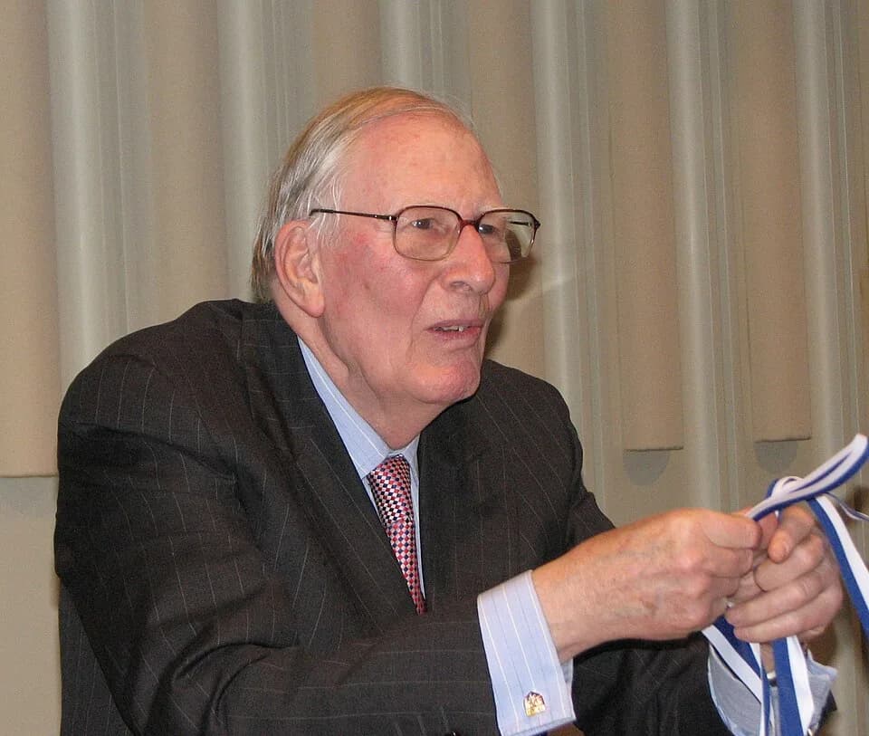 Roger Bannister - Sir Roger Bannister at the prize presentation of the 2009 Teddy Hall relay race.