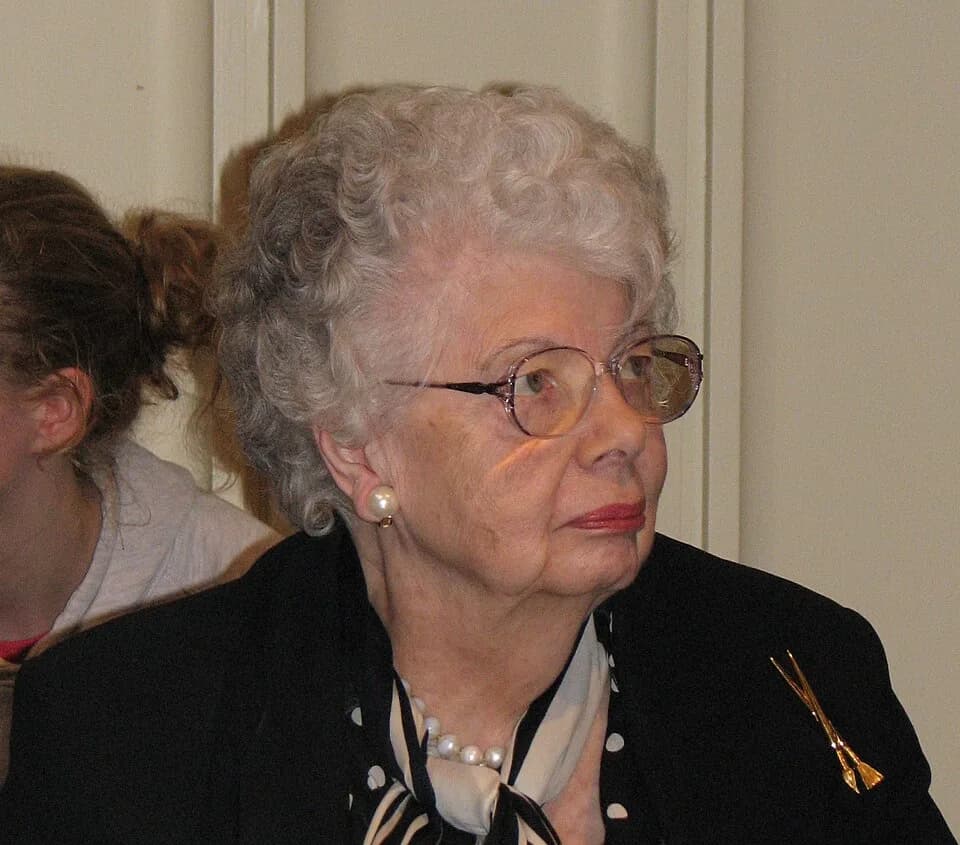 Roger Bannister - Lady Bannister at the prize presentation of the 2009 Teddy Hall relay race.