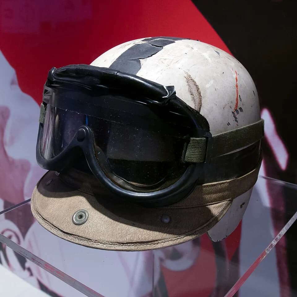 John Surtees - Museo Ferrari: Helmet and racing goggles of John Surtees, in the 1960s.