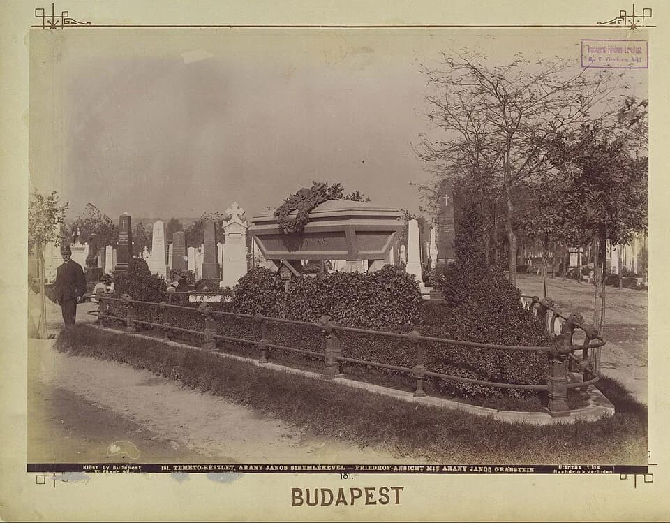 János Arany - "Arany János síremléke a Kerepesi temetőben. A felvétel 1890 után készült." A kép forrását kérjük így adja meg: Fortepan / Budapest Főváros Levéltára. Levéltári jelzet: HU.BFL.XV.19.d.1.