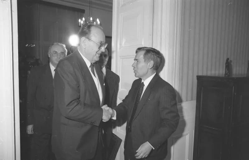 Gyula Horn - For documentary purposes the German Federal Archive often retained the original image captions, which may be erroneous, biased, obsolete or politically extreme. Bundesminister Genscher in