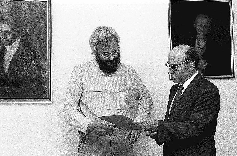 Georges J. F. Köhler - Freiburg im Breisgau: Rektor Volker Schupp übergibt eine Urkunde für eine Honorarprofessur an Nobelpreisträger Georg Köhler