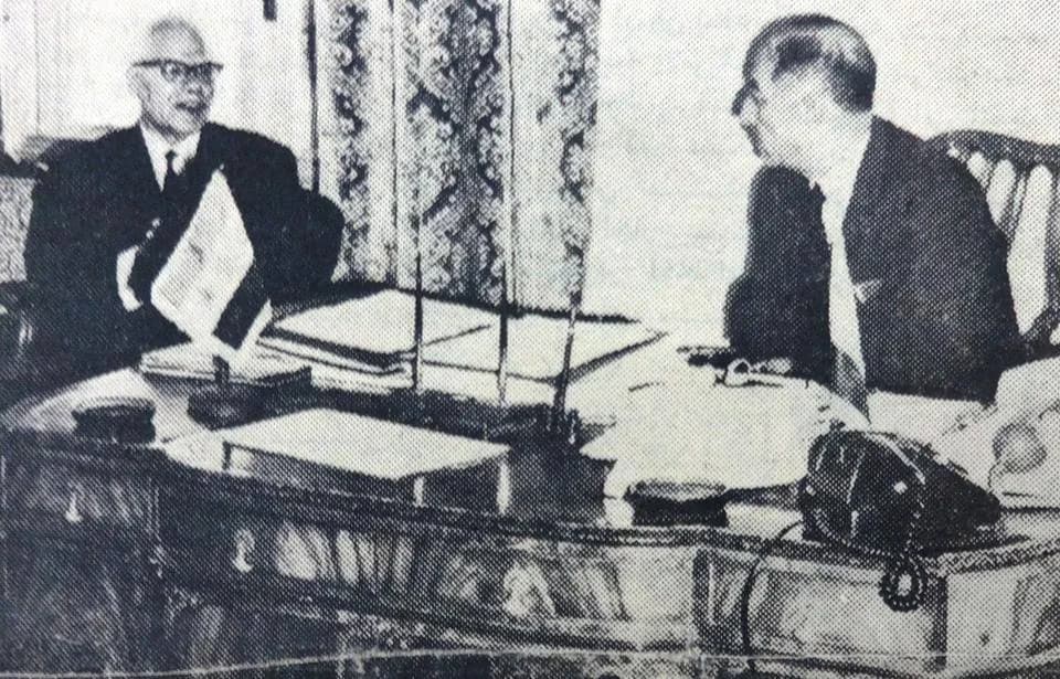 Ahmed Hassan al-Bakr - Ahmed Hassan al-Bakr (right) meets Yousif Yaqub Maskoni (left)