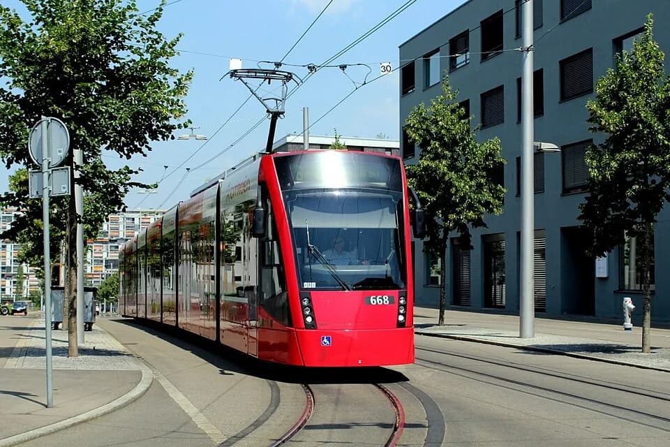 Charles Ferdinand Ramuz - Bern BernMobil Tram 8 (Siemens-Combino Be 4/8 668) Brünnen, Ramuzstrasse am 7. Juli 2015.
