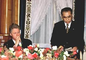 Keizō Obuchi - US President Bill Clinton and Japanese Prime Minister Keizō Obuchi (1937–2000) at a banquet hall in Tokyo.