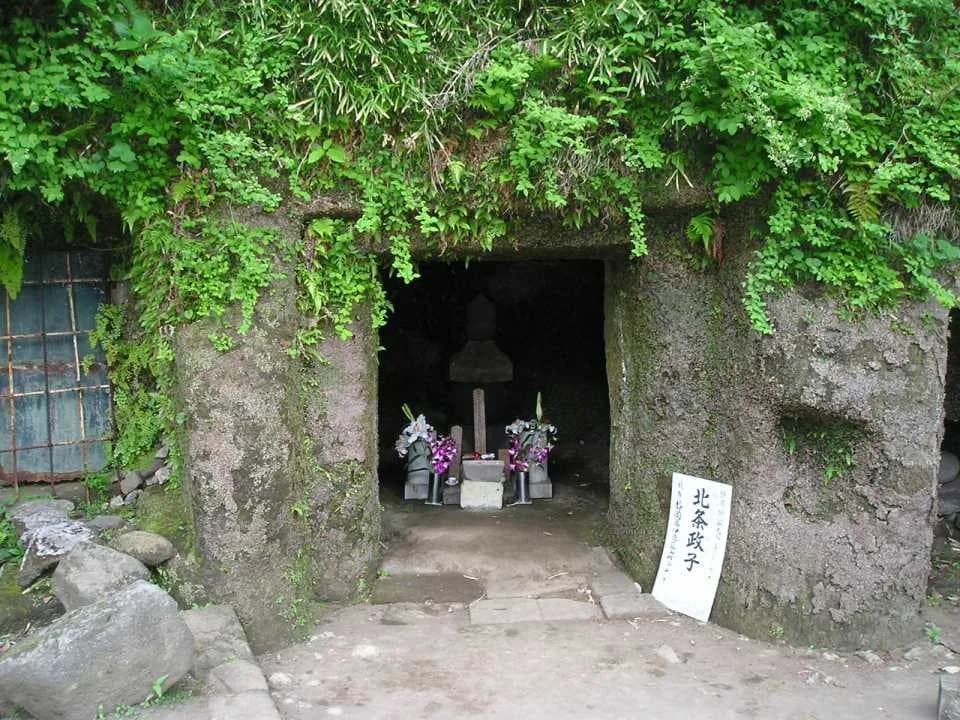 Minamoto no Yoritomo - Hojo Masako no haka01.jpg
