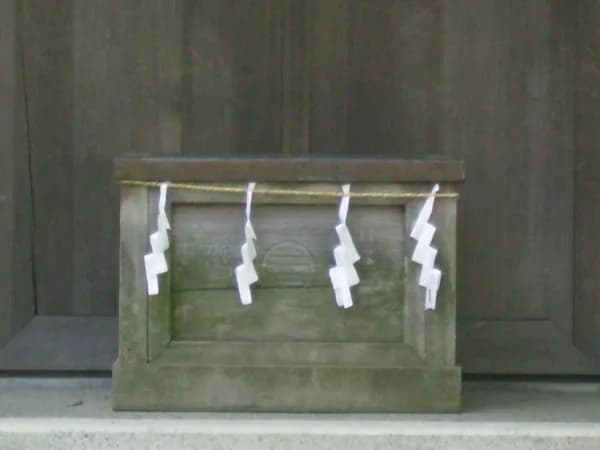 Minamoto no Yoritomo - Lightning bolt-shaped kirigami (said to protect an area from evil spirits), near the grave of Minamoto Yoritomo, Kamakura, Japan.