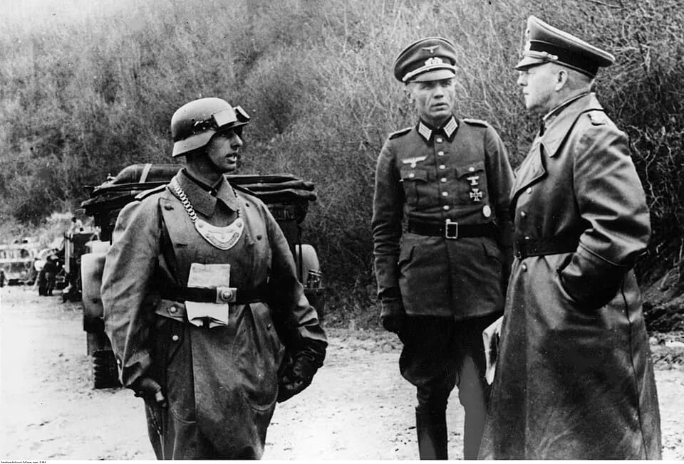Paul Ludwig Ewald von Kleist - Gen. Ewald von Kleist (1 z prawej) podczas inspekcji jednostki w Serbii przyjmuje meldunek od dwóch żołnierzy.