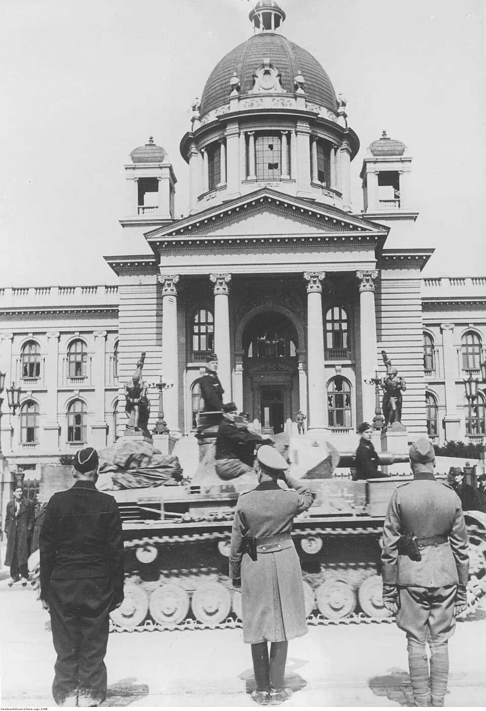 Paul Ludwig Ewald von Kleist - Defilada wojsk niemieckich w Belgradzie przyjmowana przez gen. Ewalda von Kleista (w środku). Przed nim przejeżdża czołg typu PzKpfw IV z 11. dywizji pancernej. W tle wi
