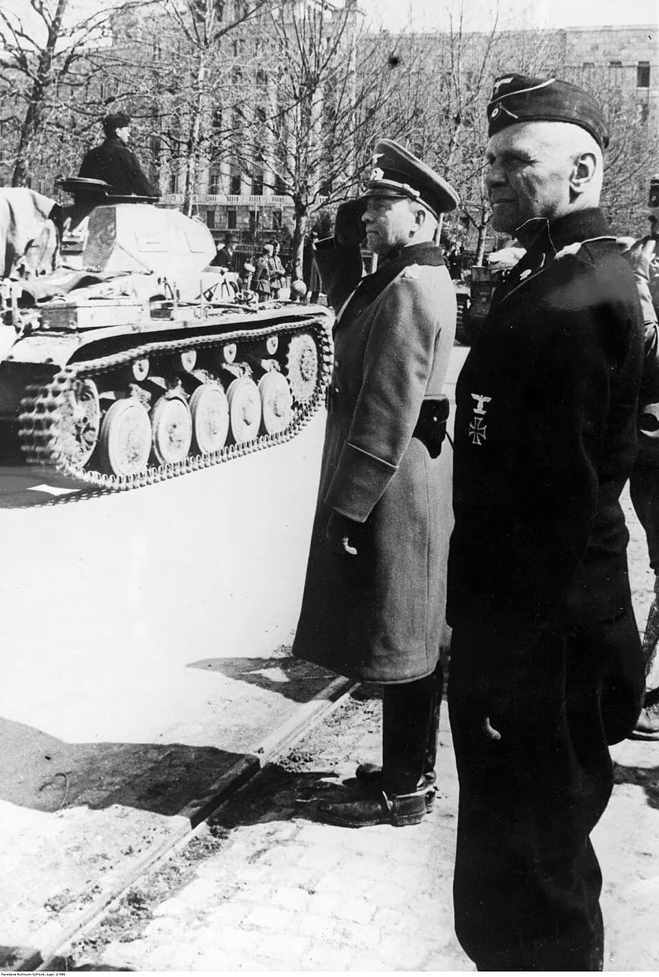 Paul Ludwig Ewald von Kleist - Defilada wojsk niemieckich w Belgradzie przyjmowana przez gen. Ewalda von Kleista (1 z lewej). Widoczny czołg typu PzKpf II.