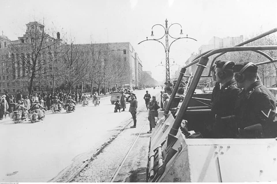Paul Ludwig Ewald von Kleist - Defilada wojsk niemieckich w Belgradzie przyjmowana przez gen. Ewalda von Kleista (w środku, salutuje). Po prawej stronie widoczny wóz pancerny SdKfz 251/3 Ausf A.