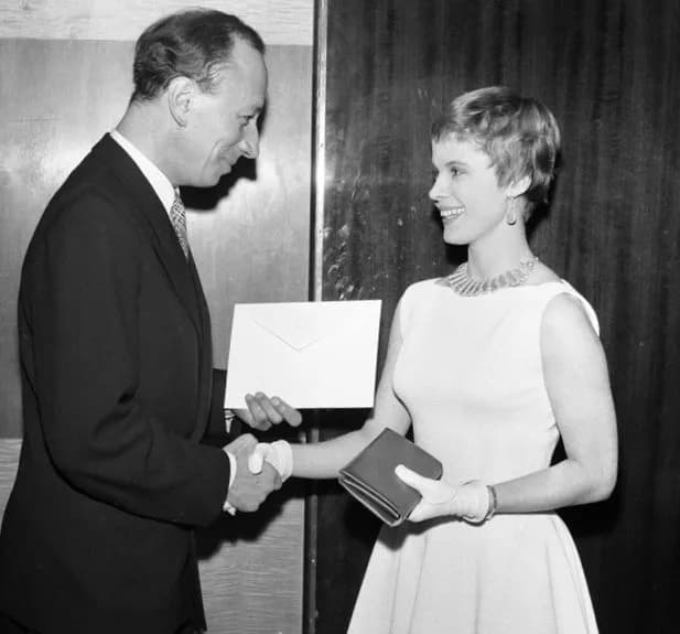 Bibi Andersson - Skandia Biografen. Skådespelerskan Bibi Andersson mottager Daniel Engdahls stipendium på 2000 kr av Gunnar Sjöberg i samband med premiären av Sommarnöje sökes