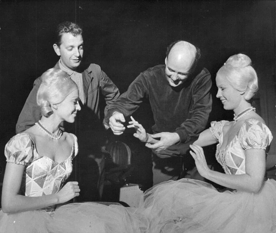Bibi Andersson - Två systrar, Gerd till vänster och Bibi Andersson till höger, tillsammans med kostymtecknaren Mago och Ivo Cramér under inspelningsarbetet.På tisdagen började den första svenska balet