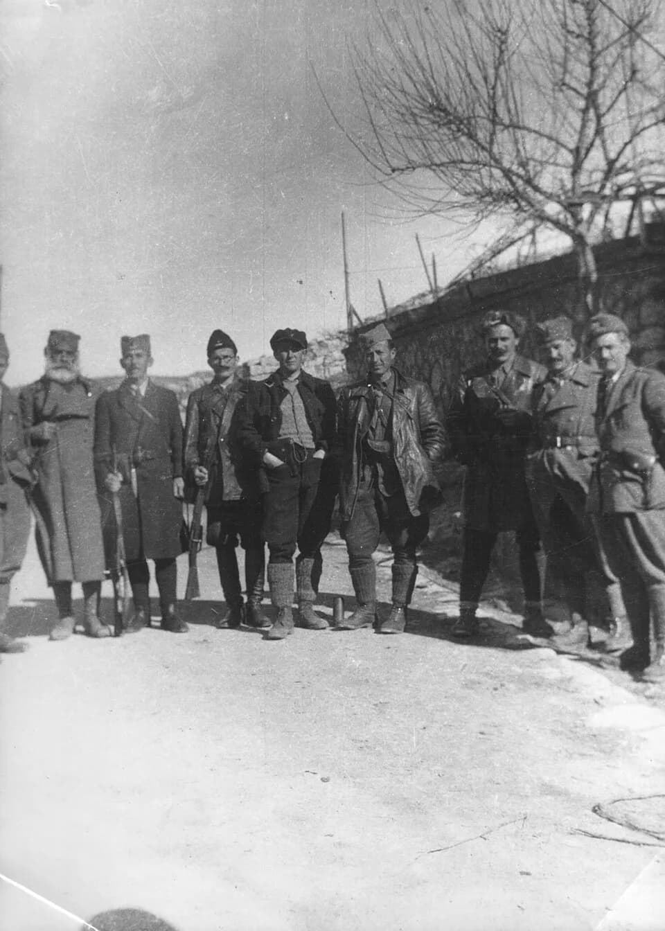 Milovan Đilas - Đoko Pavićević, Savo Orović, Ivan Milutinović, Milovan Đilas, Mitar Bakić, Sava Kovačević, Radoje Dakić i Božo Ljumović. Gornje Polje, februar 1942.