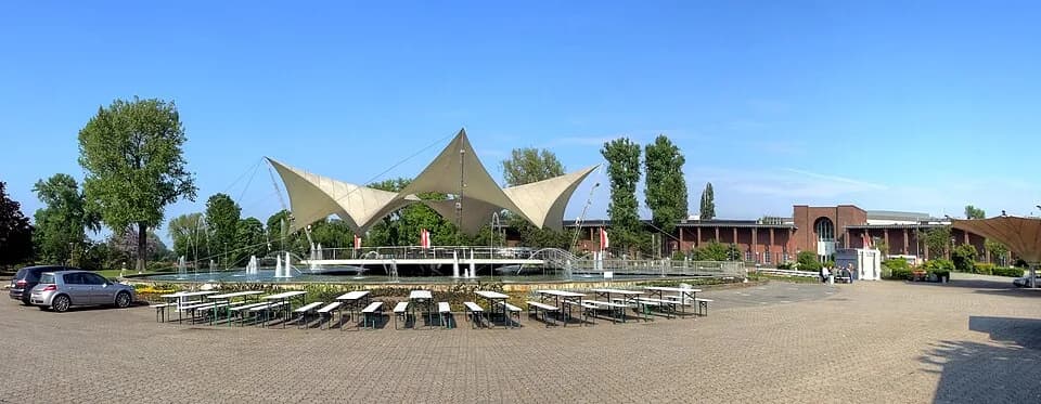 Frei Otto - Tanzbrunnen Köln, Teil des Rheinparks. Baujahr: 1957. Architekt: Josef Op Gen Oorth. Sternwellenzelt: Frei Otto. Rechts hinten: das Staatenhaus