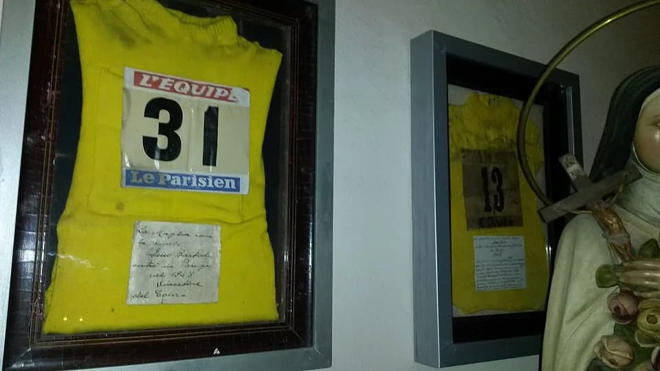 Gino Bartali - Le due maglie gialle indossate da Gino Bartali durante le vittorie del Tour de France. Ex voto del campione, sono custodite nella chiesa di Santa Petronilla a Siena.