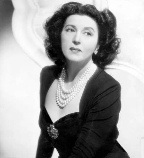 Katina Paxinou - This vintage press photo of Oscar-winning actress w:Katina Paxinou from the 1940s was published and distributed between 1928-1977 w/o copyright, thus in the public domain, for publici