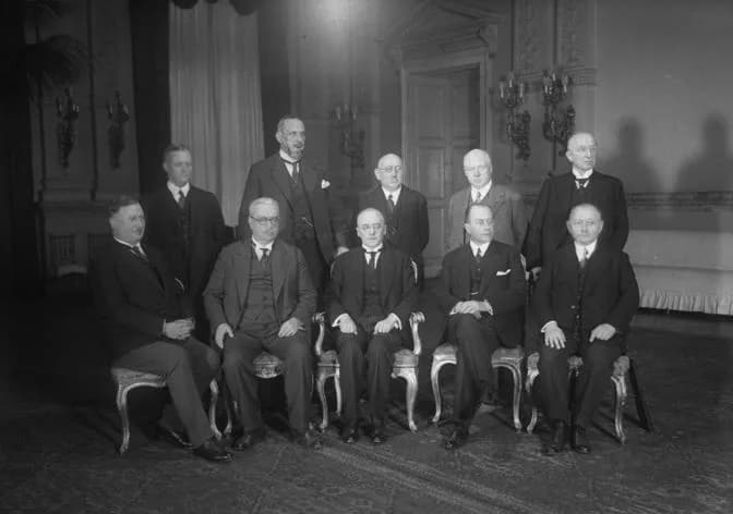Heinrich Brüning - For documentary purposes the German Federal Archive often retained the original image captions, which may be erroneous, biased, obsolete or politically extreme. Das neue Reichskabin