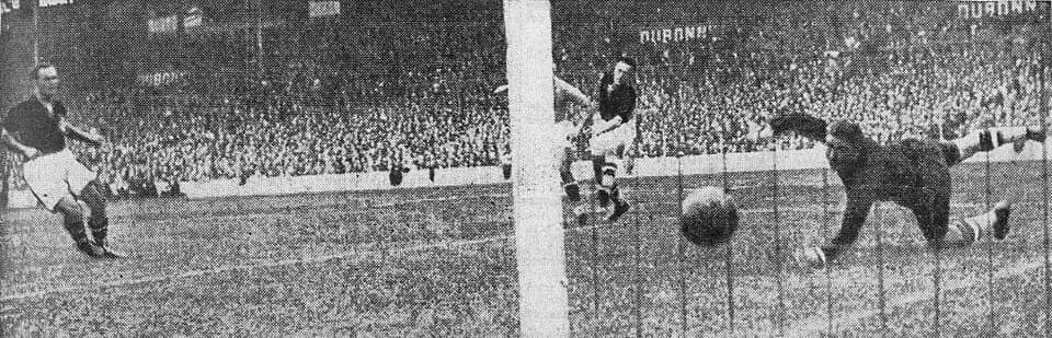 Silvio Piola - Finale de la Coupe du monde de football 1938 à Colombes, but de Piola à la 16e minute.