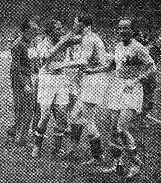 Silvio Piola - Victoire de l'Italie en finale de Coupe du monde de football 1938, Giuseppe Meazza congratule Silvio Piola.