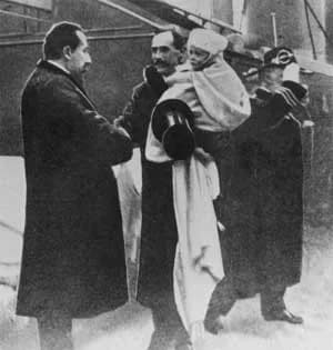 Christian Michelsen - Kong Haakon VII (tidligere Danske prins Carl) ankommer Norge med Kronprins Olav (tidligere prins Alexander) på armen 1905. Bildet er tatt straks etter at kongen og hans følge har