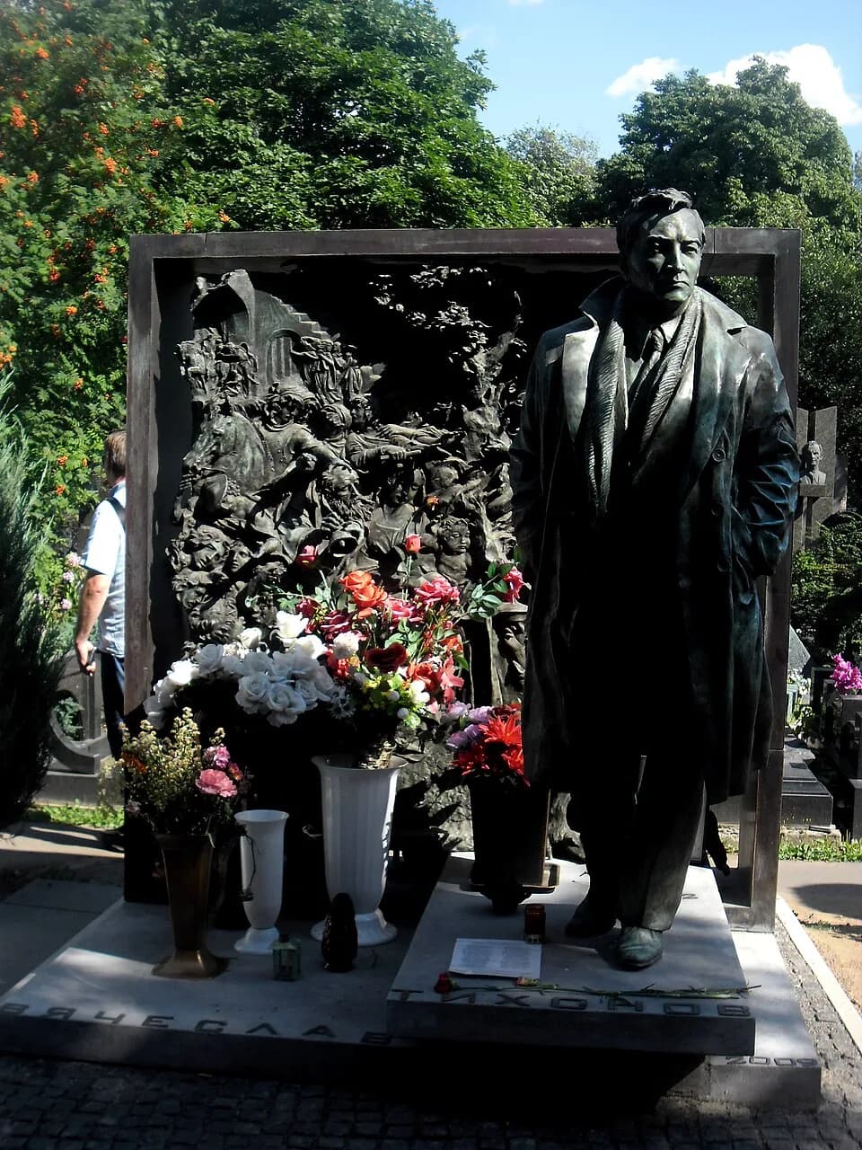 Vyacheslav Tikhonov - Памятник актёру Вячеславу Тихонову. Новодевичье кладбище (Москва и Московская область, Москва, Лужнецкий пр., 2)
