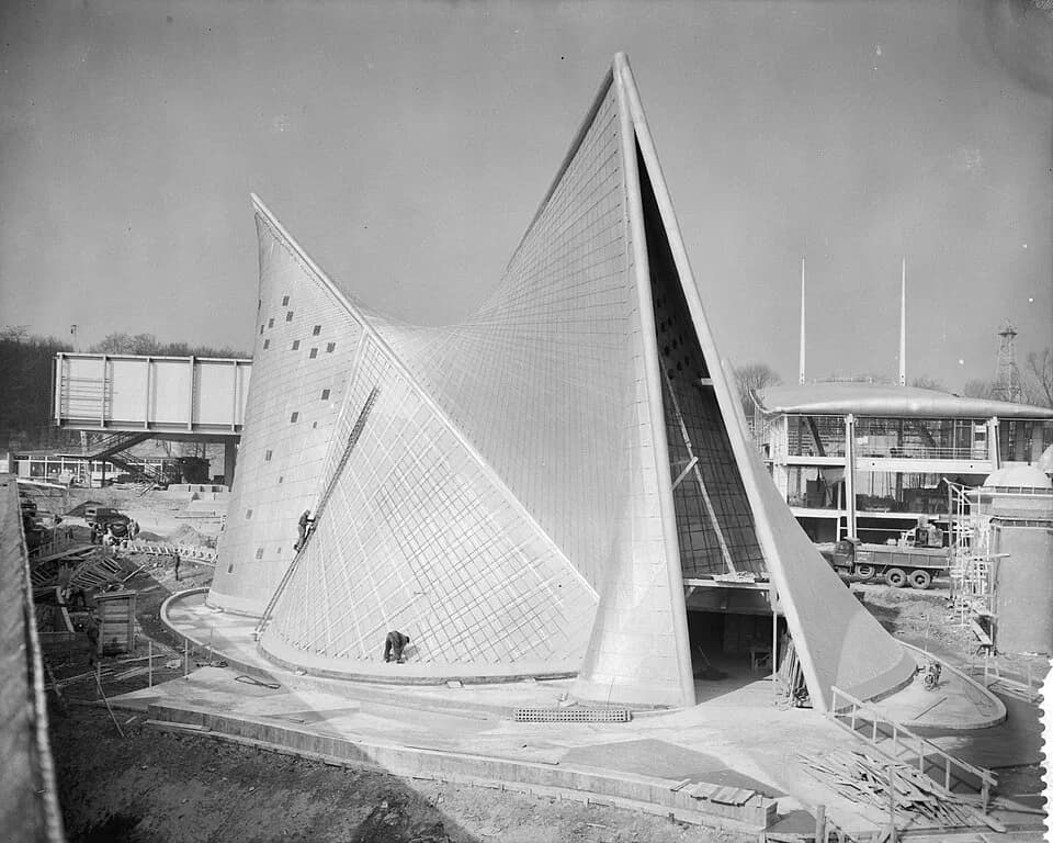 Iannis Xenakis - Collectie / Archief : Fotocollectie Anefo
Reportage / Serie : [ onbekend ]
Beschrijving : Opbouw wereldtentoonstelling in Brussel, Philipspaviljoen
Datum : 20 maart 1958
Locatie : Bru