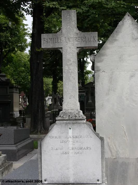 Blaise Meliani - Tombe de Blaise Cendrars au Cimetière des Batignolles à Paris (7ème division).
Photo prise le 26 août 2006