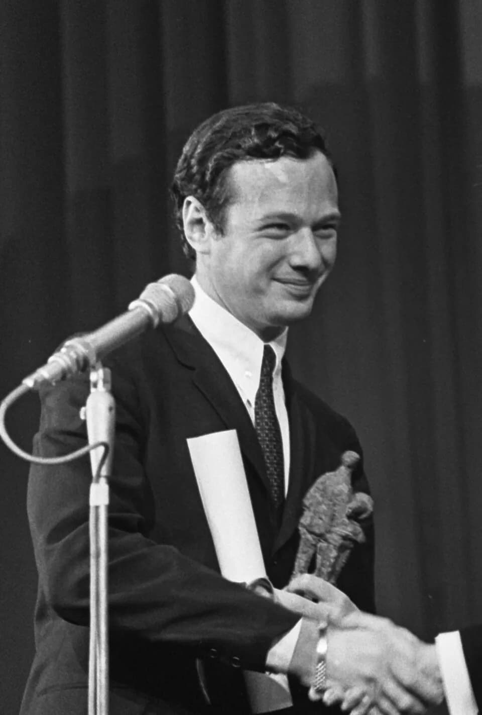 Brian Epstein - Grand Gala du Disque 1965. Brian Epstein ontvangt "Edison" voor Beatles