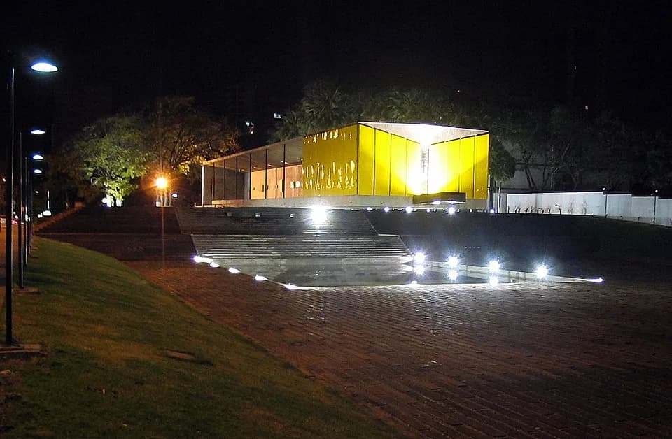 Humberto Castelo Branco - Mausoleo do presidente Castelo Branco na cidade de Fortaleza iluminado a noite